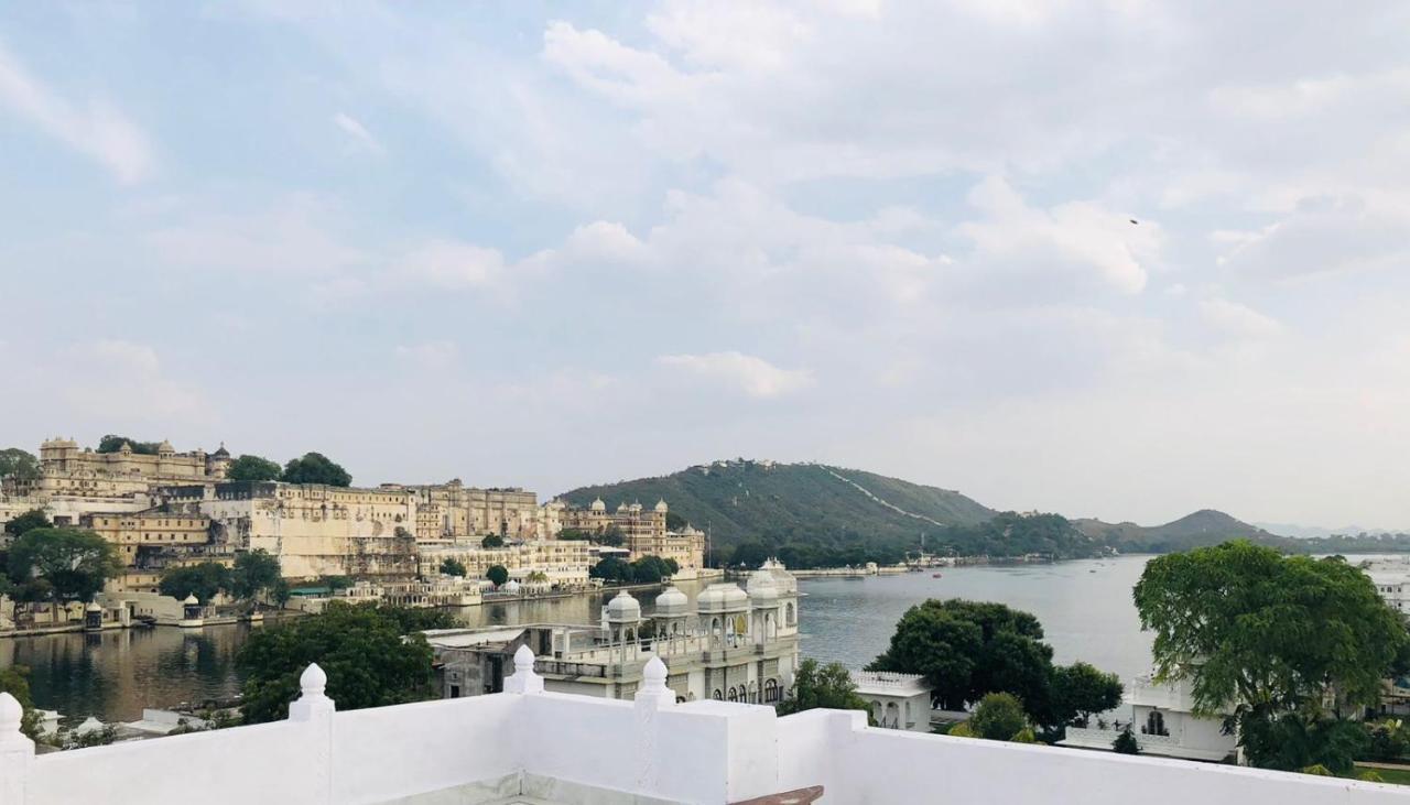 Hotel Nirvana Lakeside Udaipur Exterior photo